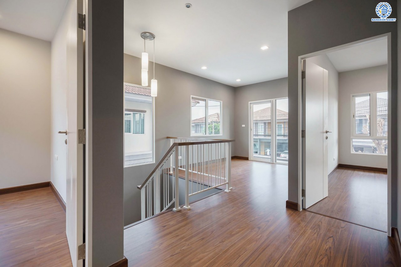 บ้านมือสองตกแต่งใหม่ โครงการ สราญสิริ ติวานนท์-แจ้งวัฒนะ2 หลังมุม เนื้อที่ 56.5 ตร.ว. ดีไซน์ตอบทุกไลฟ์สไตล์ ฟังก์ชัน 3 ห้องนอน 3 ห้องน้ำ จอดรถได้ 2 คัน Living ชั้นบนกว้างขวาง บนทำเลติดถนนใหญ่ เชื่อมต่อทุกเส้นทาง ใกล้จุดขึ้นทางด่วน "ศรีสมาน"